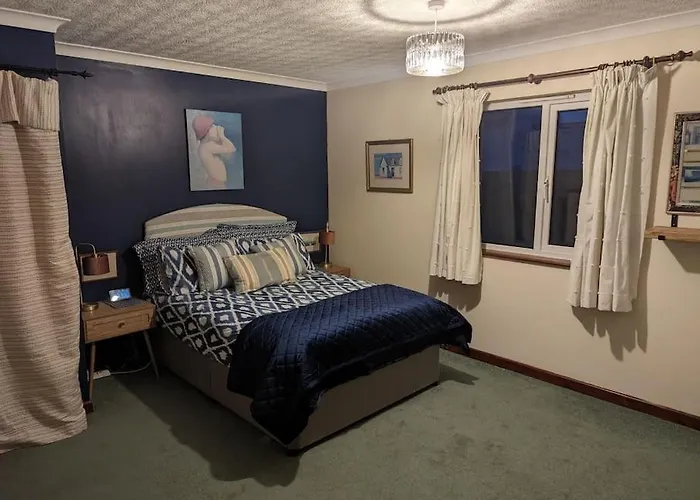 Idyllic, Luxurious Seaside Flat For 4.